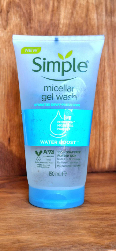 ژل میسلار آبرسان پوست خشک و حساس سیمپل Simple(150میل)